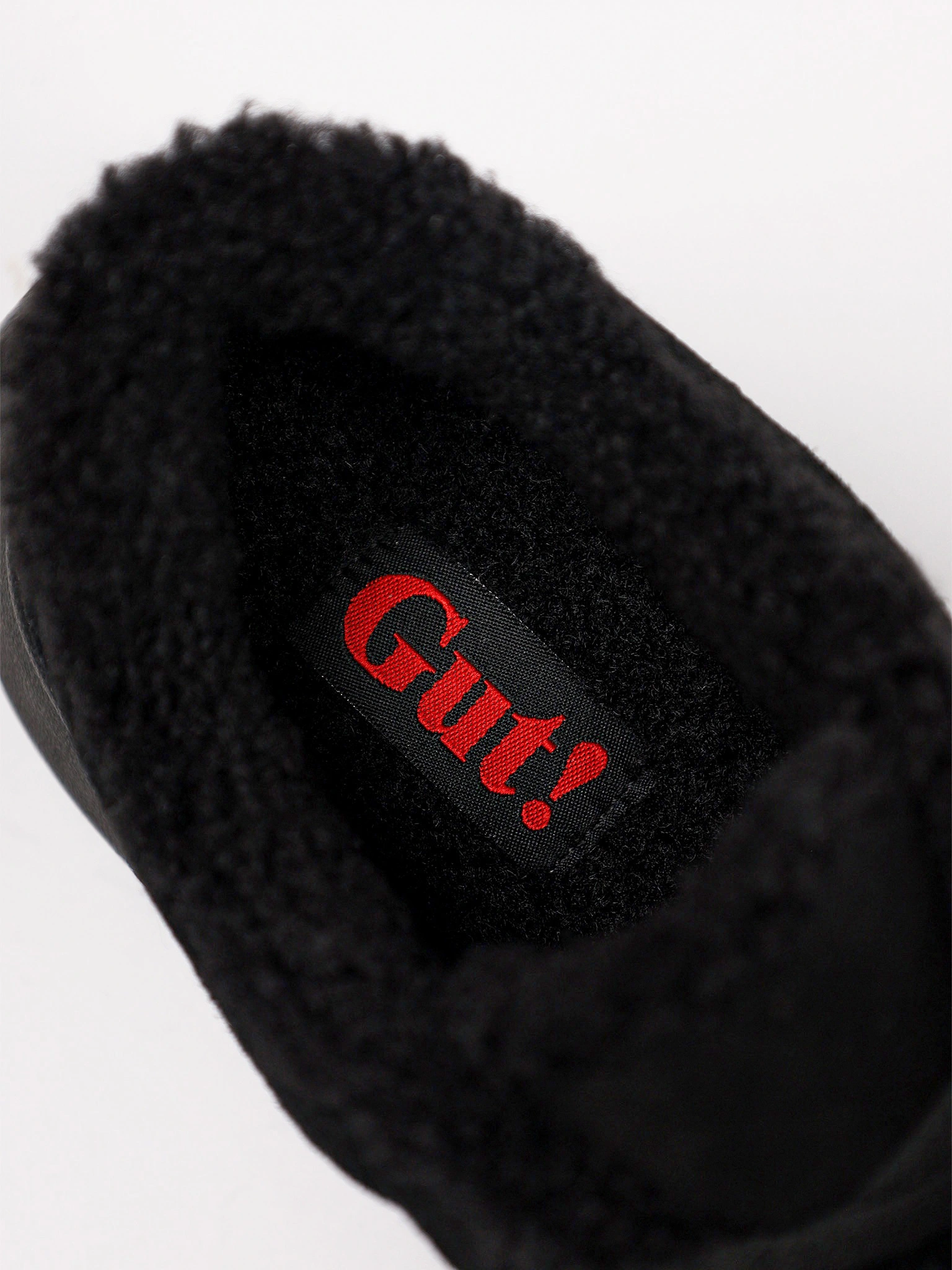 Кроссовки черного цвета на рельефной подошве